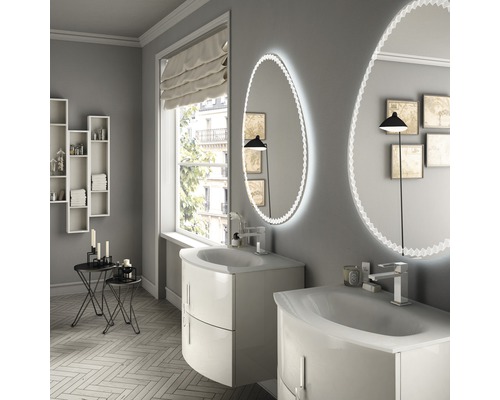 Salle de bain lumineuse avec deux meubles sous-lavabos, miroirs avec éclairage et design moderne