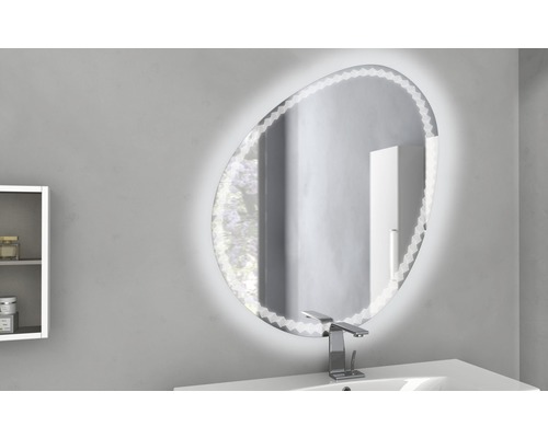 Miroir de salle de bain ovale éclairé au-dessus d''un lavabo