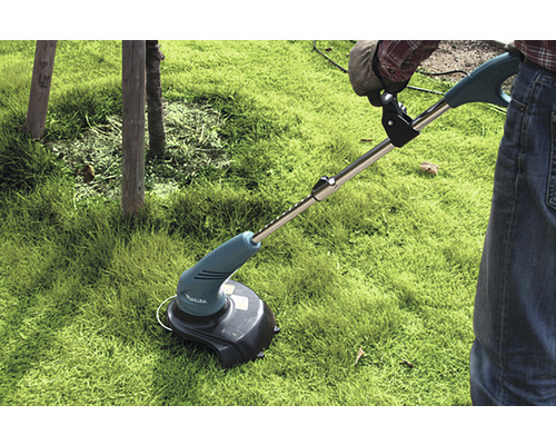 Coupe-bordure en cours d''utilisation sur une pelouse