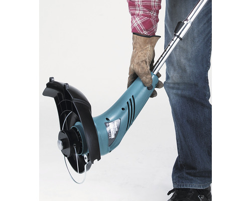 Personne tenant un coupe-bordure de la marque Makita