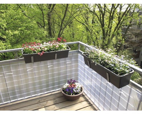 Jardinières avec fleurs sur un balcon