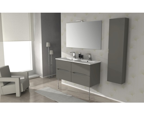 Modernes Badezimmer mit Doppelwaschtisch, Spiegel und Hochschrank