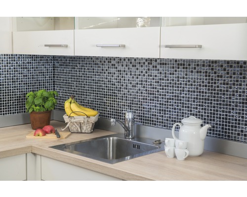 Küchenszene mit Spüle, Armatur, Mosaikfliesen und Küchenutensilien