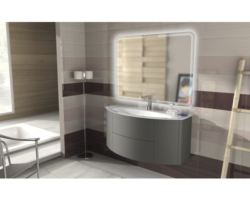 Salle de bains lumineuse avec meuble sous-lavabo, miroir avec éclairage et échelle à serviettes