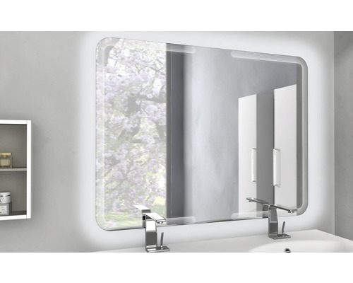 Miroir de salle de bain éclairé au-dessus d''un lavabo avec robinets et armoire de toilette