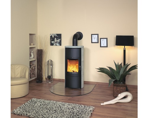 Séjour avec poêle à bois, plaque de sol en verre, fauteuil, tapis et décoration