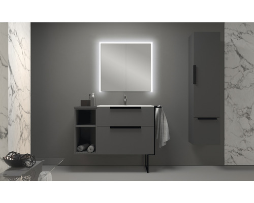 Modernes Badezimmer mit Waschtisch, Spiegelschrank mit Beleuchtung und Hochschrank