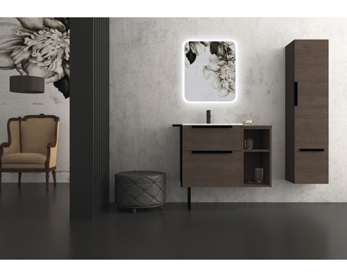 Badezimmer mit Waschtisch, Spiegel, Hochschrank und Sitzhocker