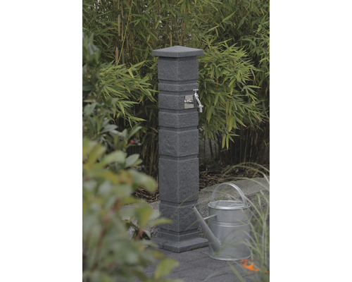 Scène de jardin avec borne fontaine et arrosoir