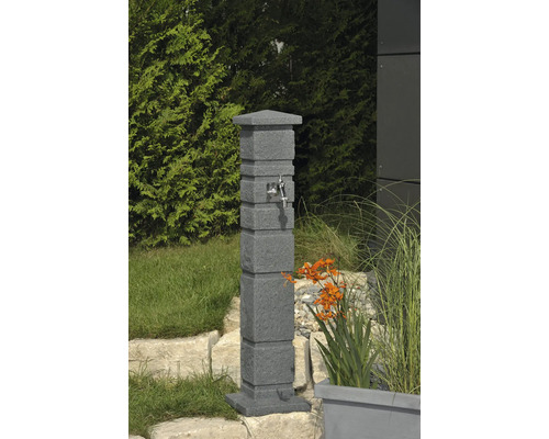 Borne fontaine de jardin avec robinet dans le jardin