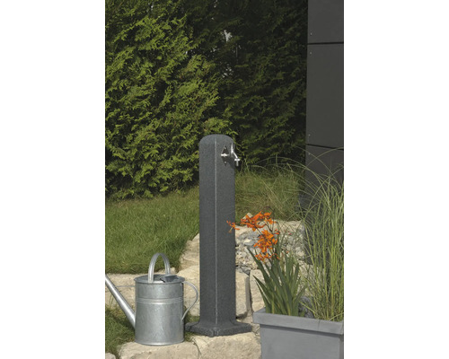 Gartenszene mit Wasserzapfsäule, Giesskanne und Bepflanzung