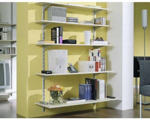 Système d''étagères avec tablettes pour montage mural dans un espace de vie.