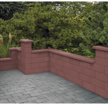 Muret de jardin en béton avec recouvrement et pavage gris