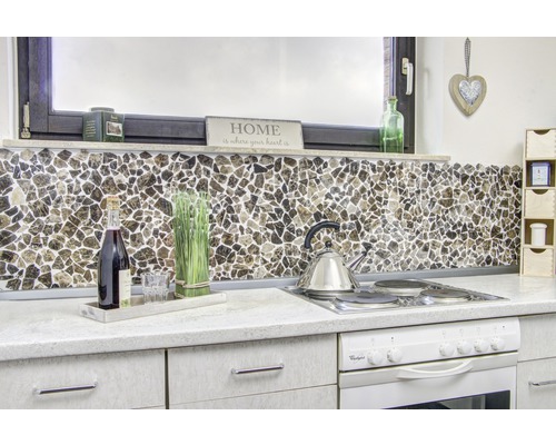 Küchenszene mit Mosaikfliesen als Spritzschutz, Kochfeld und Dekorationen.