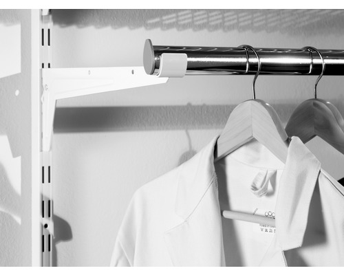 Tringle à vêtements avec support, rail mural et vêtements sur cintres.