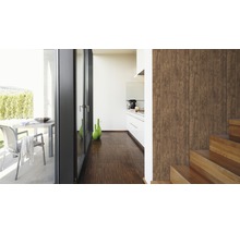 Pièce lumineuse avec plancher en bois, escalier et mur en bois