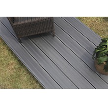 Lames de terrasse en bois avec mobilier de jardin et plante en pot