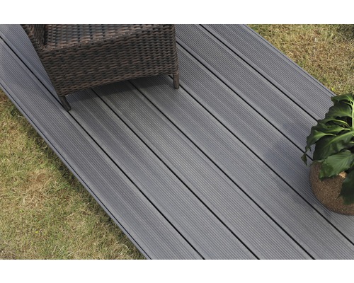 Lames de terrasse en bois avec mobilier de jardin et plante en pot