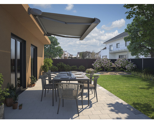 Terrasse mit Markise, Tisch und Stühlen in einem Garten