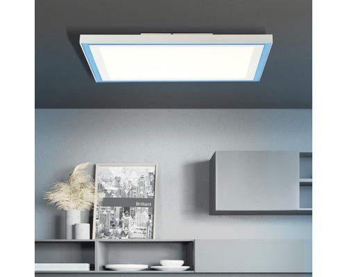 Plafonnier dans un espace de vie moderne avec éclairage indirect