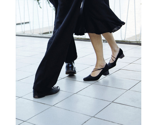 Couple de danseurs sur carrelage avec chaussures de danse
