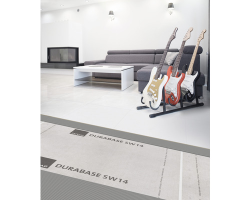 Espace de vie lumineux avec chauffage au sol sous carrelage et trois guitares électriques