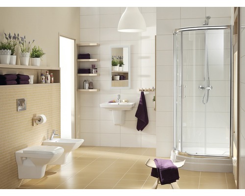 Salle de bain lumineuse avec douche, lavabo, toilettes et bidet dans un design moderne