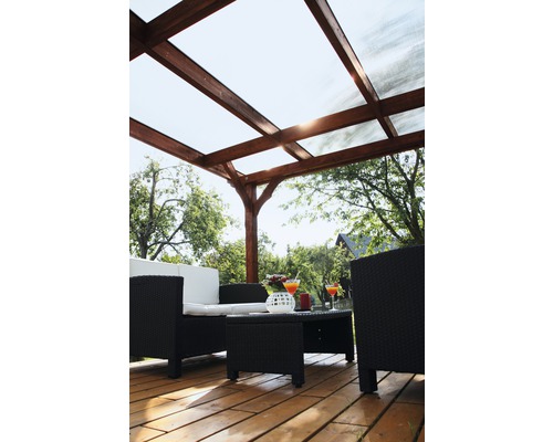 Terrasse avec toit en bois et coin salon