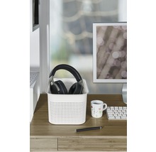 Scène de bureau avec panier de rangement, casque, tasse et stylo