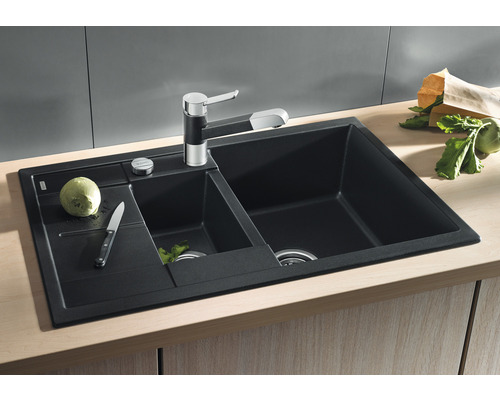Schwarze Küchenspüle mit Abtropffläche und Armatur