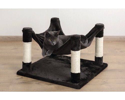 Katze liegt in einem dunklen Kratzbaum mit Hängematte
