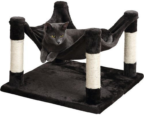 Katze ruht in brauner Katzenhängematte auf Kratzbaum