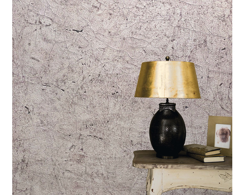 Gros plan d''un mur avec un papier peint à motifs abstraits, une table de chevet et une lampe