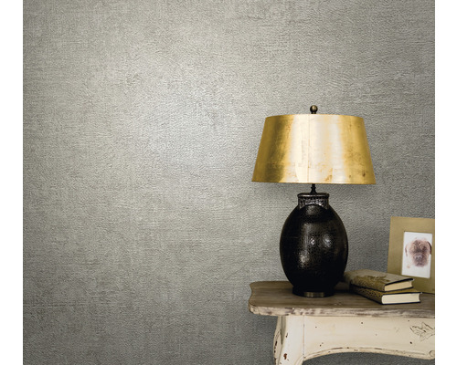 Nahaufnahme einer strukturierten Tapete in einem Wohnzimmer mit Tischlampe und Dekoration