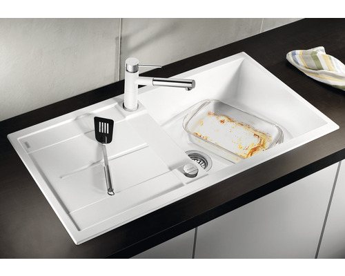 Évier avec égouttoir, robinetterie, spatule et plat à gratin