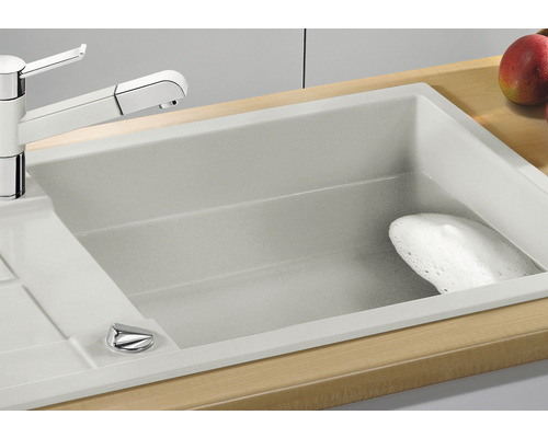 Évier avec robinet et liquide vaisselle sur plan de travail