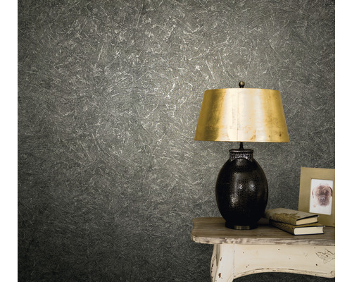 Graue Vliestapete mit einer Tischlampe auf einem Tisch