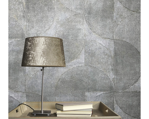 Scène avec papier peint à motifs, lampe de table et livres