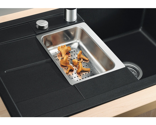 Vue détaillée d''un évier de cuisine noir avec insert en acier inoxydable et girolles