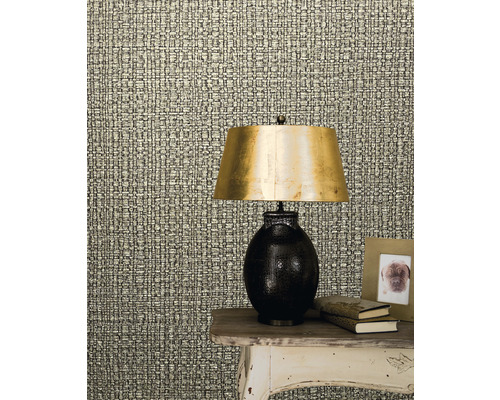 Nahaufnahme einer Wandtapete mit Textilmuster neben einer Tischlampe