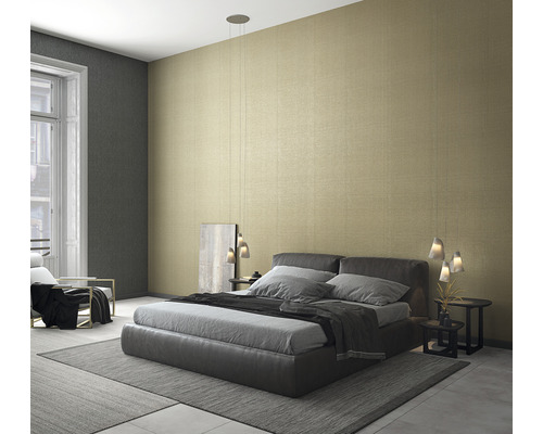 Schlafzimmer mit Doppelbett, Sesseln und gemusterter Tapete