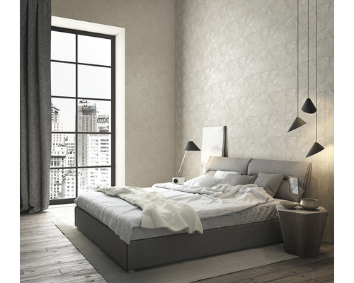 Chambre moderne avec lit, table de chevet et grande fenêtre.