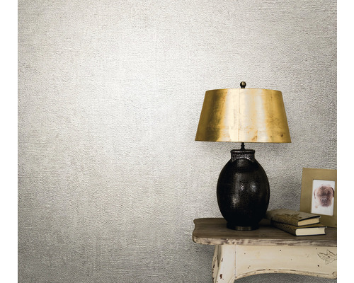 Papier peint décoratif avec surface structurée à côté d''une lampe de table.