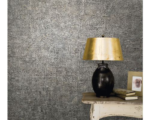 Gros plan d''un papier peint à motifs sur le mur, installé à côté d''une table avec une lampe et des décorations