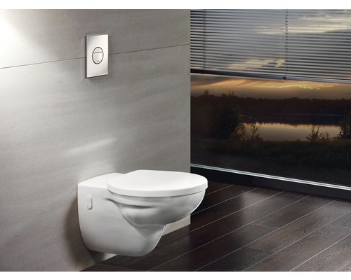 WC suspendu avec plaque de commande dans une salle de bains moderne.