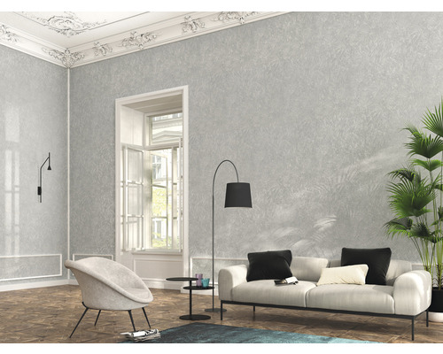 Salon avec papier peint à motifs gris, canapé, fauteuil et plante d''intérieur