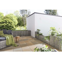 Terrasse mit Pflastersteinen, Möbeln und Gabionen