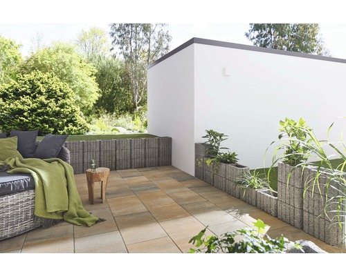 Terrasse avec pavés, meubles et gabions