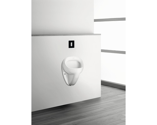 Urinoir blanc sur un mur de salle de bains avec bouton de chasse d''eau noir.
