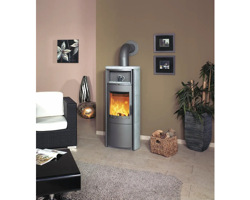 Salon avec poêle à bois, fauteuil, table, plante et décoration